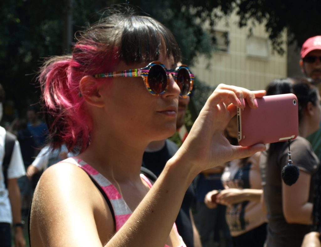 מפגינה אקראית ומצלמה (ללא קשר לאירועים המוזכרים בפוסט)