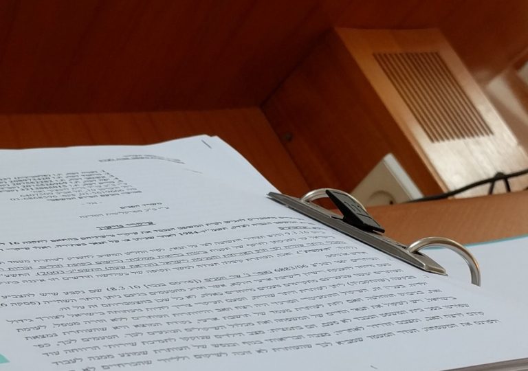 שר הפנים בגיבוי הפרקליטות טוען – אין לפסוק הוצאות לנפגעי עבירה שיוצגו פרו בונו